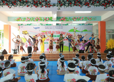 Trường mầm non Vành Khuyên đã tổ chức Ngày hội "Bé với An toàn giao thông" cho các bé học sinh khối mẫu giáo 5-6 tuổi