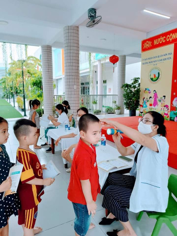 Trường MN Vành Khuyên tổ chức khám sức khỏe cho trẻ