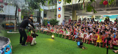 Trường mầm non Vành Khuyên tổ chức cho trẻ xem biểu diễn múa rối nước tại cơ sở 01