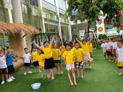 Trường mầm non Vành Khuyên tổ chức giải nhiệt qua hoạt động " Mùa hè sôi động" cho trẻ tại cơ sở 01