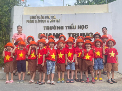Khối mẫu giáo Lớn trường mầm non Vành Khuyên hân hoan đến tham quan trường Tiểu học Quang Trung năm học 2024-2025