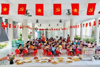 Trường mầm non Vành Khuyên tổ chức  bữa tiệc Buffet cho các bạn nhỏ tại 02 cơ sở