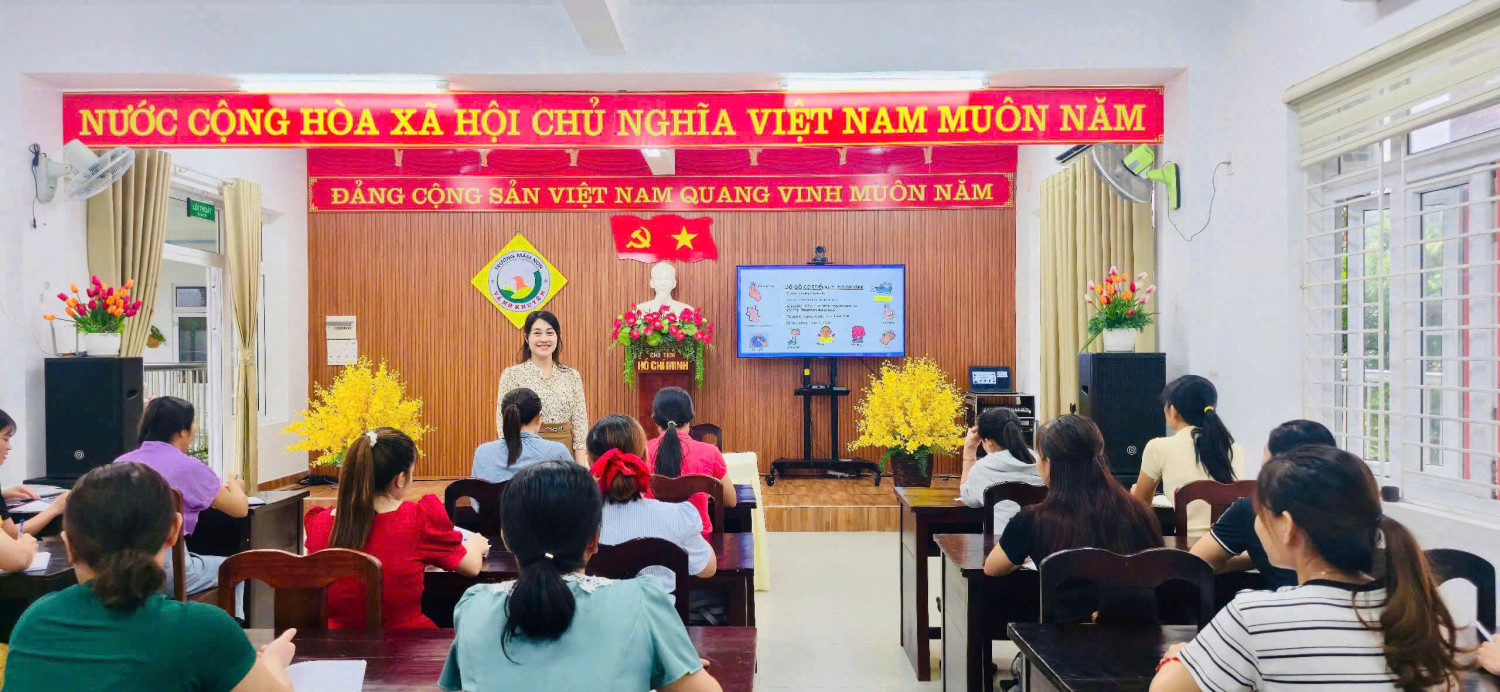 Trường mầm non Vành Khuyên tổ chức bồi dưỡng chuyên môn cho giáo viên năm học 2025-2026