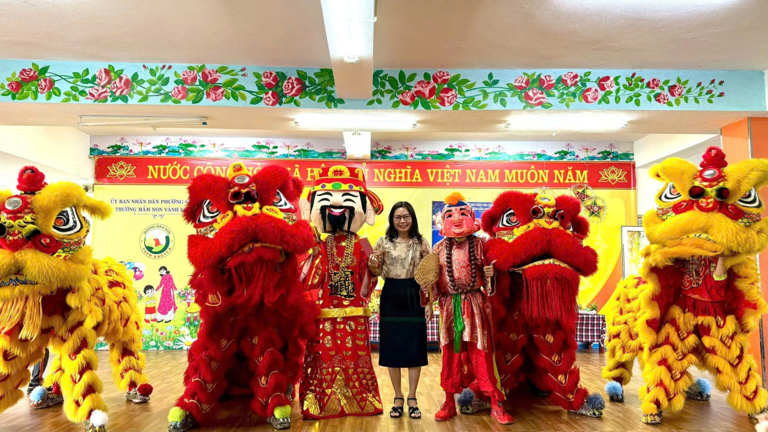 Trường Mầm non Vành Khuyên tổ chức Lễ hội " Bé vui hội Trăng rằm" cho các bé.