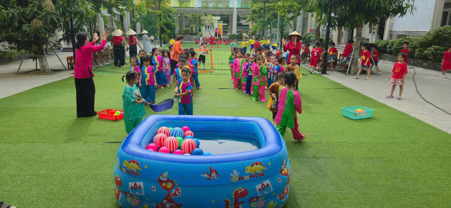Trường mầm non Vành Khuyên tổ chức " Mùa hè sôi động" cho trẻ tại cơ sở 02